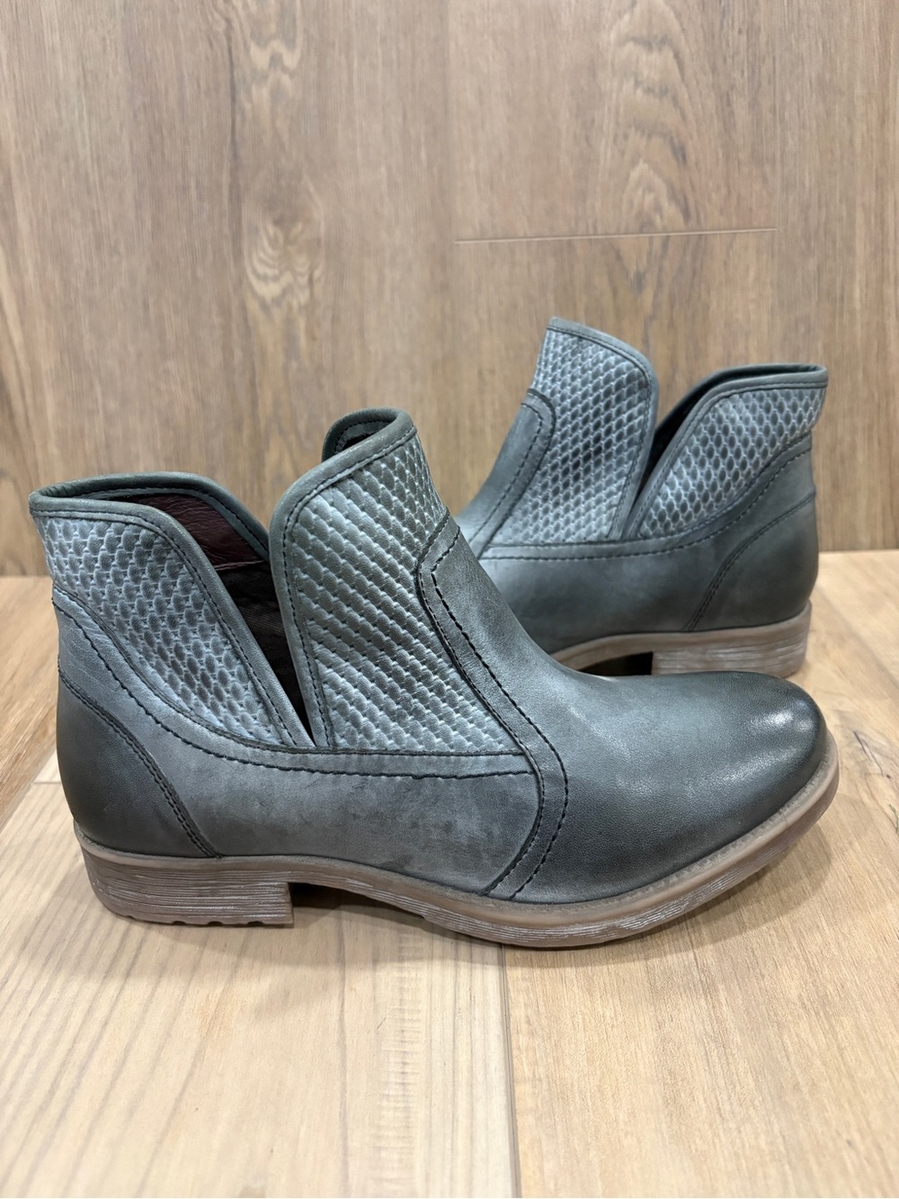 Bed Stu Roan Gossip Embossed Grey Slip-On Leather Ankle Boots size 7